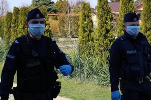 Na zdjęciu widoczni dwaj umundurowani Policjanci , podczas pełnienia służby na terenach  Rodzinnych Ogrodów Rekreacyjnych w Tarnobrzegu przy ul. Wiślnej.