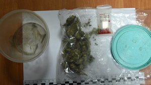 Na zdjęciu woreczek foliowy z zawartością suszu roślinnego i tester narkotykowy .