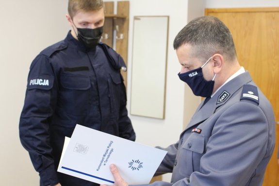 Na zdjęciu nowo przyjęty policjant i Komendant Miejski Policji w Tarnobrzegu podinspektor Marek Pietrykowski.