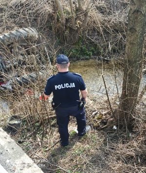 Miejsce tragicznego wypadku, do jakiego doszło w Ulanicy w powiecie rzeszowskim. Na zdjęciu widać rzekę, do której wpadł ciągnik rolniczy biorący udział w wypadku oraz funkcjonariusza.