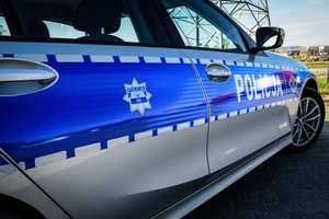 Policyjny radiowóz - widok od strony drzwi. Zdjęcie wykonane w ciągu dnia.