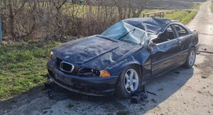 Na zdjęciu uszkodzony pojazd marki BMW.