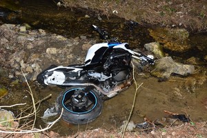 motocykl bez przedniego koła zanurzony w rzece