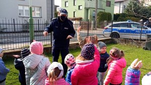 Policjant prowadzący prelekcję.