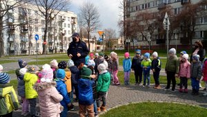 Policjant prowadzący prelekcję.