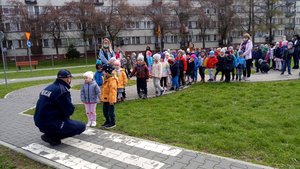 Policjant prowadzący prelekcję.