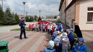 Policjant prowadzący prelekcję.