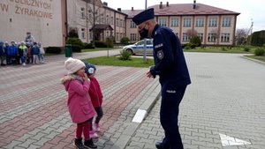 Policjant prowadzący prelekcję.