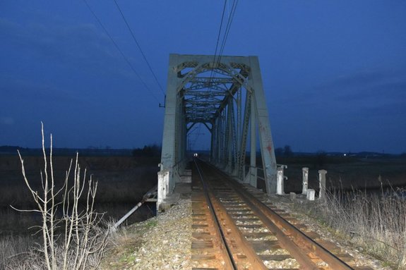 na zdjęciu widoczny most kolejowy - osiedle Sobów w Tarnobrzegu