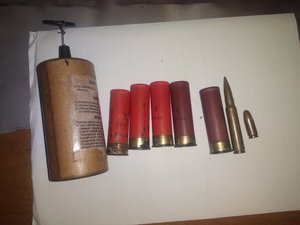 Na zdjęciu amunicja myśliwska i granat hukowy.