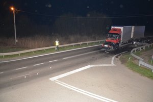 Na zdjęciu widoczny wypadek drogowy - droga 985 w Suchorzowie w powiecie tarnobrzeskim. Zderzyły się trzy  pojazdy