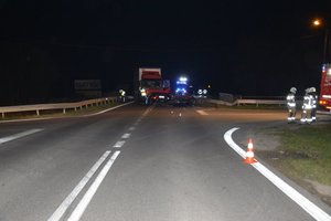 Na zdjęciu widoczny wypadek drogowy - droga 985 w Suchorzowie w powiecie tarnobrzeskim. Zderzyły się trzy  pojazdy.