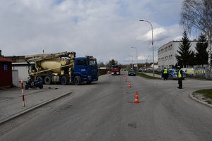 Na zdjęciu widoczny wypadek drogowy w Chmielowie w gm. Nowa Dęba. Uczestnikami są pojazd ciężarowy marki Man i motocykl.