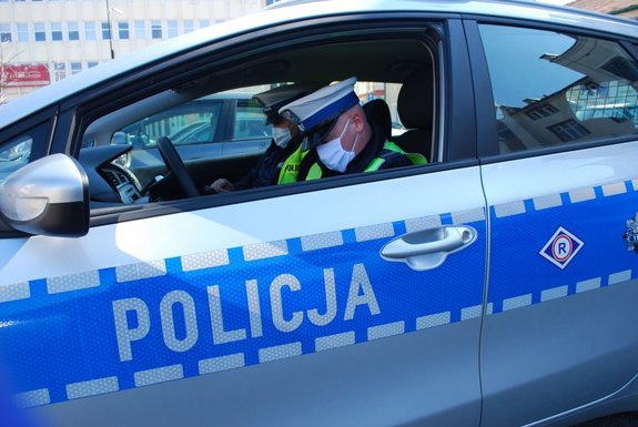 policjanci ruchu drogowego siedzący w radiowozie