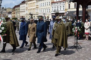 uczestnicy obchodów 3 maja na rzeszowskim rynku, składanie wieńców