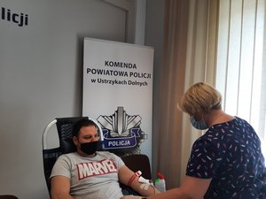 kolejna osoba oddaje krew