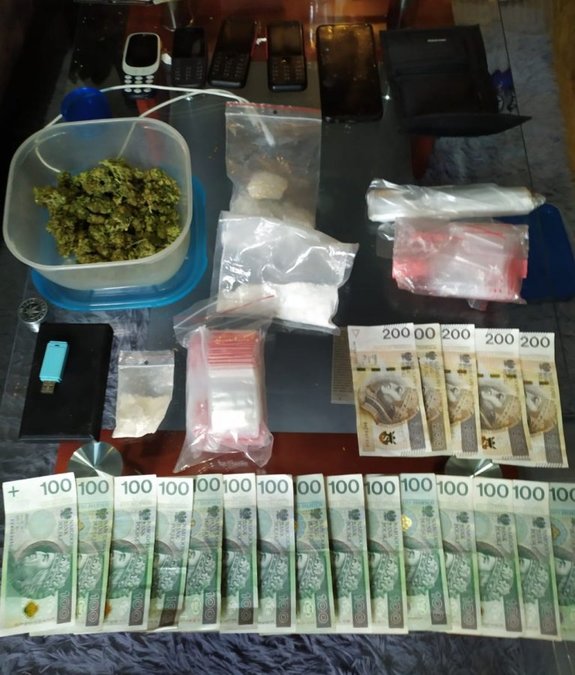 Marihuana, mefedron, pieniądze i telefony znalezione podczas przeszukania mieszkania
