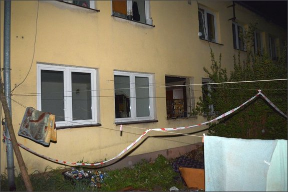 na zdjęciu budynek socjalny w miejscowości Dąbrowica w gminie baranów Sandomierski. W mieszkaniu poszło do pożaru po eksplozji gazu z nieszczelnej instalacji kuchenki gazowej.