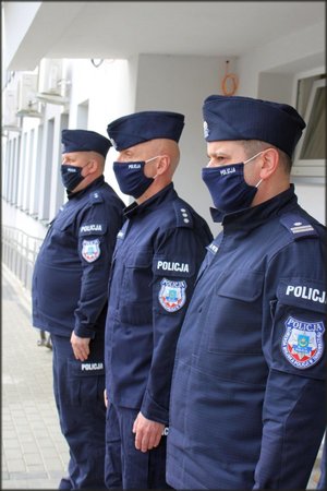 Na zdjęciu policjanci z KMP w Tarnobrzegu oddają hołd  policjantowi poległemu na służbie.