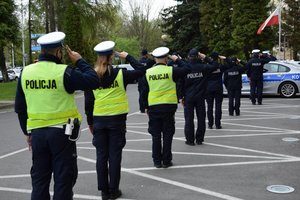 Funkcjonariusze oddają hołd zmarłemu policjantowi z Raciborza