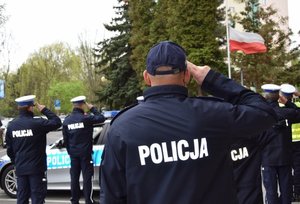 policjanci oddają hołd zmarłemu funkcjonariuszowi z Raciborza