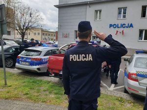 policjanci oddają hołd zmarłemu policjantowi z Raciborza