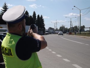 Policjant podczas kontroli prędkości.