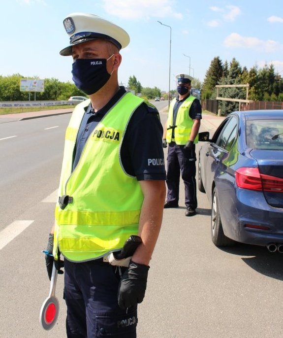 na zdjęciu policjanci ruchu drogowego prowadzą pomiar prędkości pojazdów