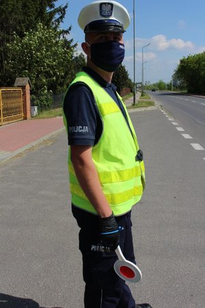 Na zdjęciu policjant ruchu drogowego. Funkcjonariusz prowadzi kontrolę pojazdów poruszających się drogą wojewódzką 723 w Tarnobrzegu.