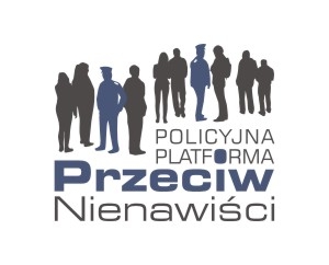 Zdjęcie przedstawia logotyp w odcieniach koloru granatowego z hasłem „ Policyjna Platforma Przeciw Nienawiści” umieszczonym po prawej stronie i u dołu. W górnej i lewej części widoczne są kontury postaci policjantów stojących w otoczeniu innych osób.