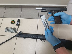 na fotografii jedna z jednostek broni prezentowana przez funkcjonariusza