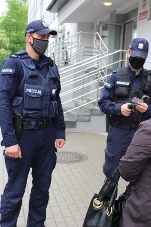 Na zdjęciu policjanci prowadzą kontrole przestrzegania obostrzeń.