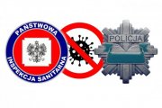 Na zdjęciu widoczne od lewej Logo Państwowej Inspekcji Sanitarnej, w środku rysunek dotyczący Covid -19, po prawej stronie policyjna odznaka