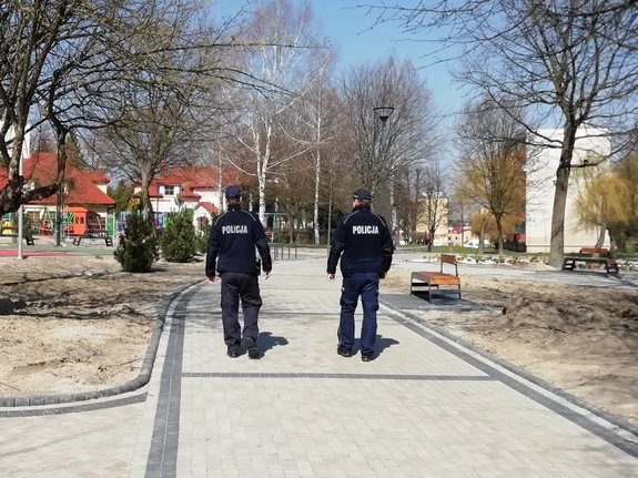 Kolorowa fotografia. Policjanci w mundurach patrolują rejon Ogródka Jordanowskiego w Leżajsku.