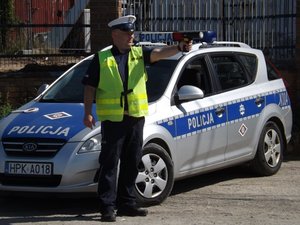 Policjant podczas pomiaru prędkości.