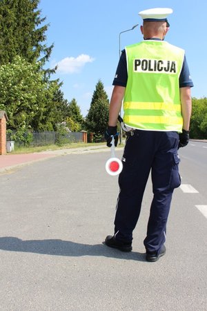 Na zdjęciu umundurowany  policjant ruchu drogowego