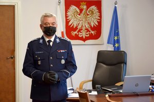 Komendant Wojewódzki Policji w Rzeszowie insp. Dariusz Matusiak w swoim gabinecie.