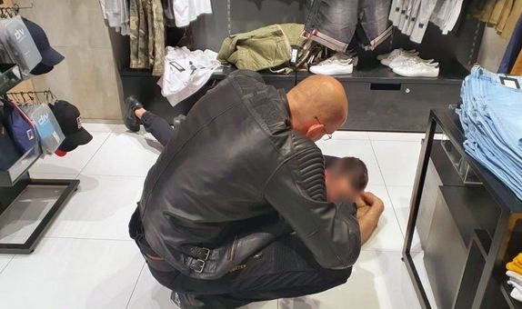 Na zdjęciu policjant w czasie wolnym po cywilnemu i zatrzymany sprawca kradzieży sklepowej.