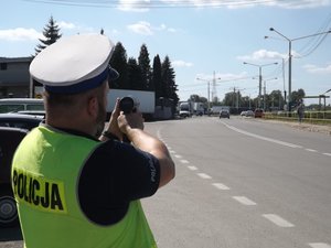 Policjant podczas pomiaru prędkości.