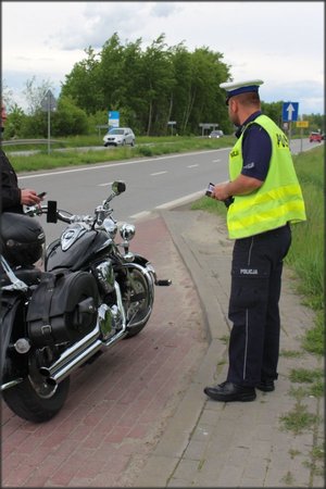 Policjanci ruchu drogowego podczas działań Motocykl prowadzony na terenie miasta Tarnobrzega.