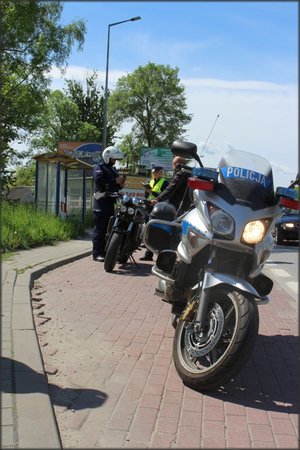 Policjanci ruchu drogowego podczas działań Motocykl prowadzony na terenie miasta Tarnobrzega.