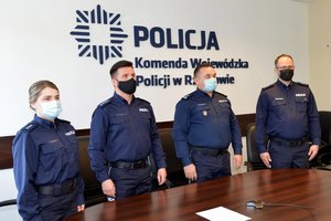 na zdjęciu moment ślubowania. Czworo umundurowanych policjantów , w tym naczelnik laboratorium kryminalistycznego, biegły oraz zastępca komendanta wojewódzkiego policji w Rzeszowie. W tle, na ścianie napis Policja Komenda Wojewódzka Policji w Rzeszowie