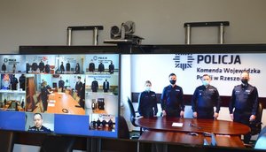 dwa ekrany systemu wideokonferencji, na jednych kadry z kilku komend wojewódzkich, na drugim obraz z komendy wojewódzkiej w Rzeszowie. Biegli składają ślubowanie