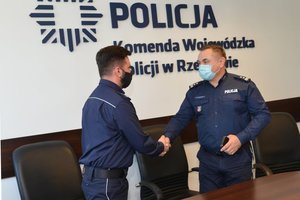 młodszy inspektor Piotr Zalewski gratuluje biegłemu z laboratorium kryminalistycznego, który złożył ślubowanie