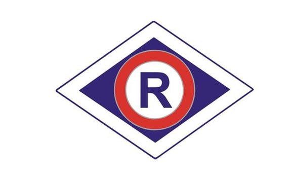 Kolorowy plakat. Symbol ruchu drogowego.  Niebieska litera r w czerwonym kole umieszczona w niebieskim rąbie.