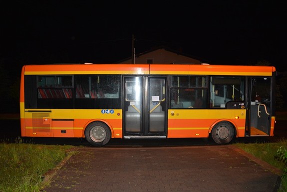 autobus komunikacji miejskiej na miejscu kolizji