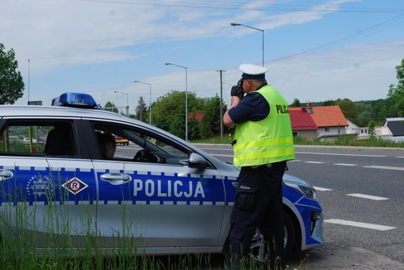 Policjant ruchu drogowego dokonujący pomiaru prędkości drogowej