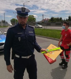 policjant wraz z przedstawicielem ratownictwa medycznego