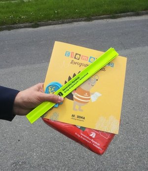 policyjne ulotki na temat bezpieczeństwa, odblaski