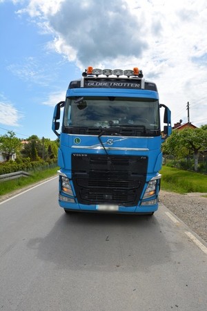 uszkodzenia powypadkowe ciężarowego volvo w Króliku Polskim
